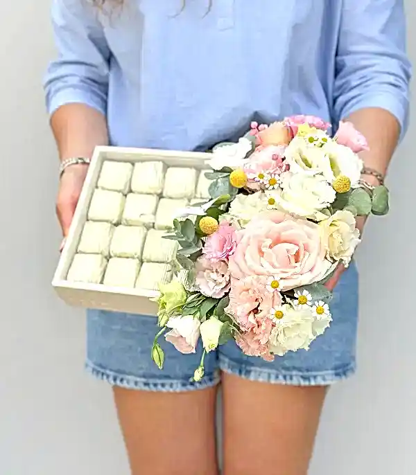 Grand Deluxe Bahar Çiçekleri 32Li Deri Çikolata Tepsisi