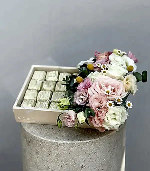 Grand Deluxe Bahar Çiçekleri 32Li Deri Çikolata Tepsisi