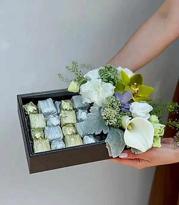 Grand Deluxe Beyaz Çiçekler 32Li Deri Çikolata Tepsisi