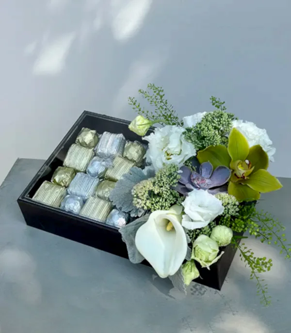 Grand Deluxe Beyaz Çiçekler 32Li Deri Çikolata Tepsisi