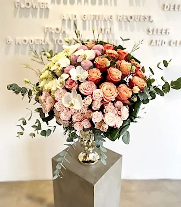 Grand Deluxe Beyaz Somon Gül Vazo Aranjman