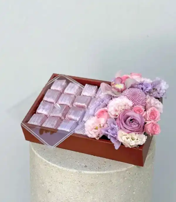 Grand Deluxe Lila Pembe Çiçekler 32Li Deri Çikolata Tepsisi