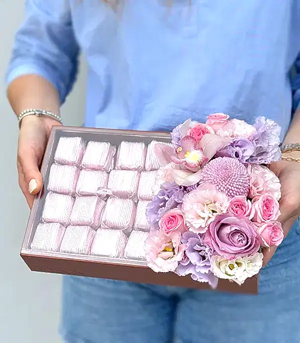 Grand Deluxe Lila Pembe Çiçekler 32Li Deri Çikolata Tepsisi