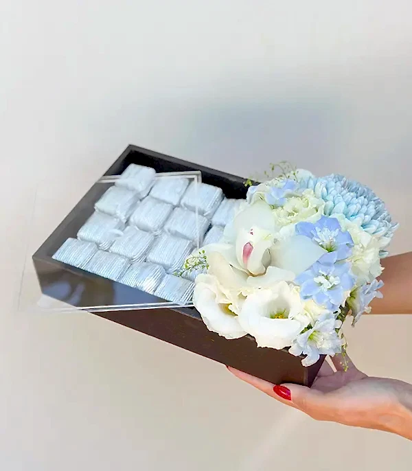 Grand Deluxe Mavi Beyaz Çiçekler 32Li Deri Çikolata Tepsisi