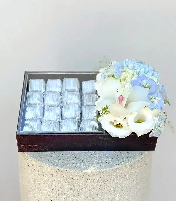 Grand Deluxe Mavi Beyaz Çiçekler 32Li Deri Çikolata Tepsisi