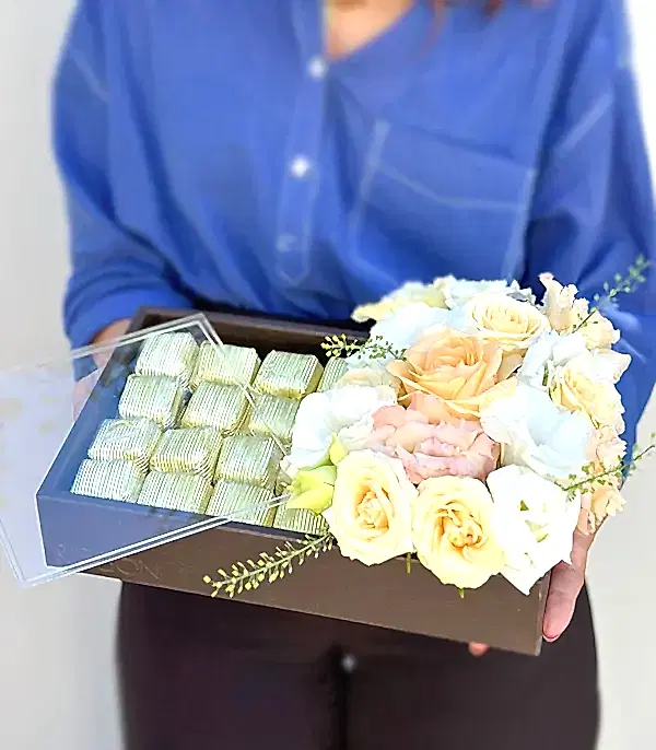 Grand Deluxe Pastel Çiçekler 32Li Deri Çikolata Tepsisi