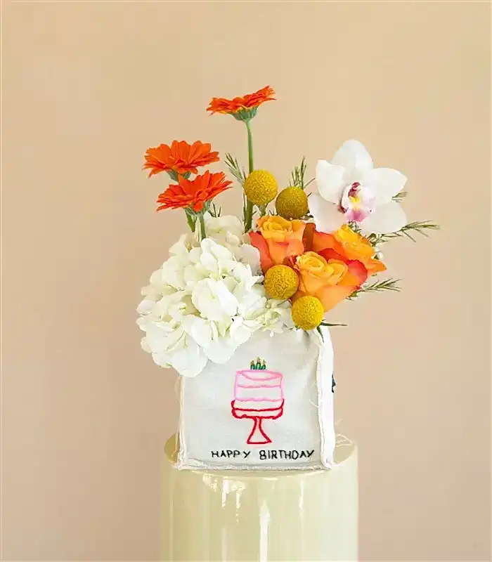 Happy Birthday El İşi Nakışlı Kanvas Kutuda Turuncu Gül Ortanca Aranjmanı