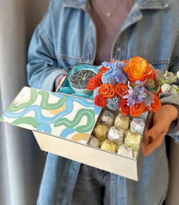 Happy Birthday Turuncu Mavi Çiçekler Mum Çikolata Hediye Kutusu