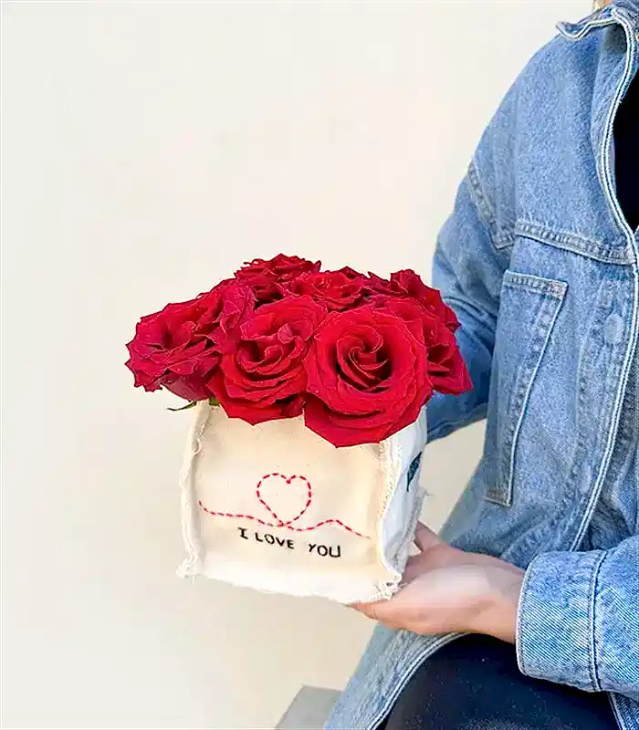I Love You El İşi Kanvas Nakışlı Vazoda Kırmızı Güller Aranjmanı