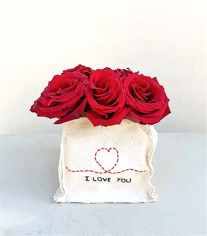 I Love You El İşi Kanvas Nakışlı Vazoda Kırmızı Güller Aranjmanı