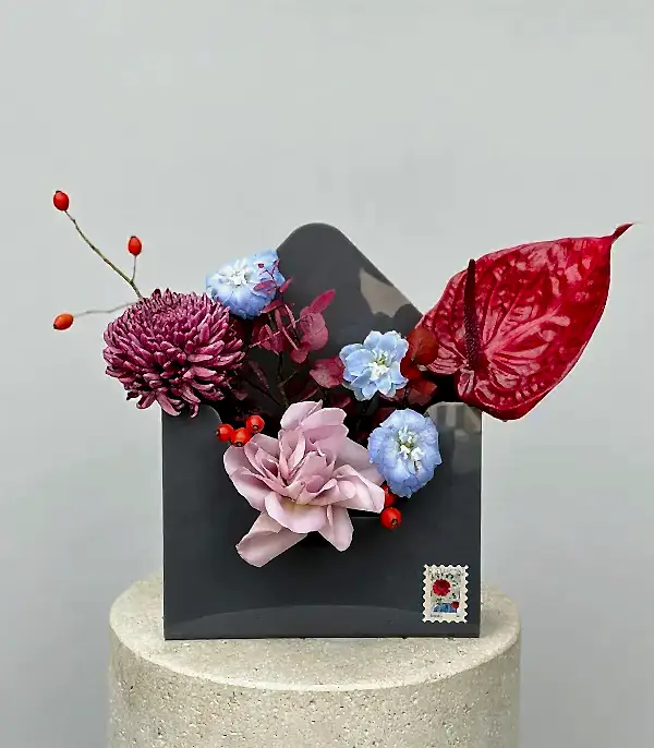 İstanbul Postcard Bloom Stamp Gül Antoryum Aranjmanı