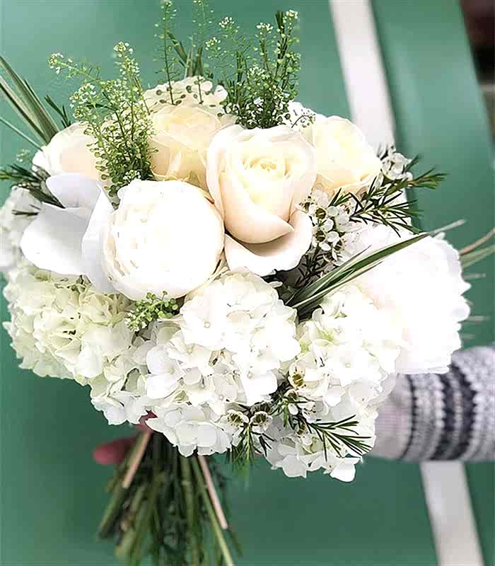 Ivy 3 Beyaz Ortanca 3 Beyaz Şakayık 5 Beyaz Gül Gelin Buketi