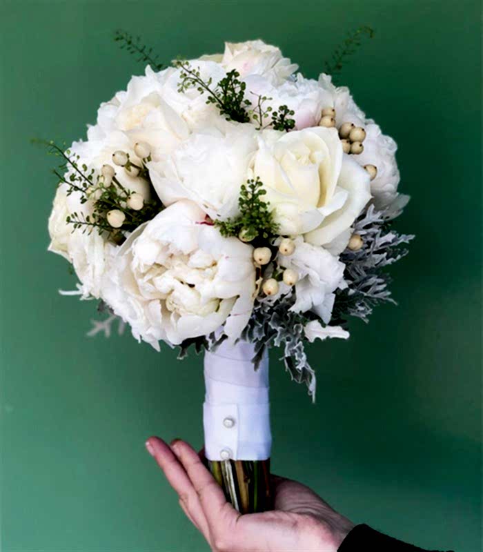 Ivy 3 Beyaz Ortanca 3 Beyaz Şakayık 5 Beyaz Gül Gelin Buketi