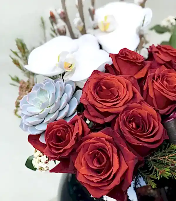 Jenny Kırmızı Gül Beyaz Orkide Siyah Vazo Aranjman