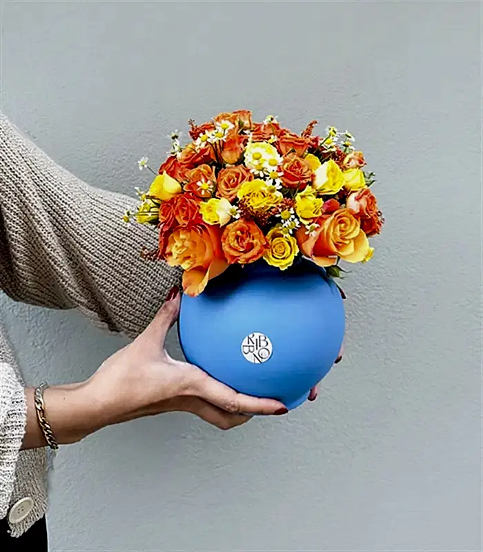 Joy Mavi Seramik Vazoda Sarı Turuncu Panoramik Çiçek Aranjmanı