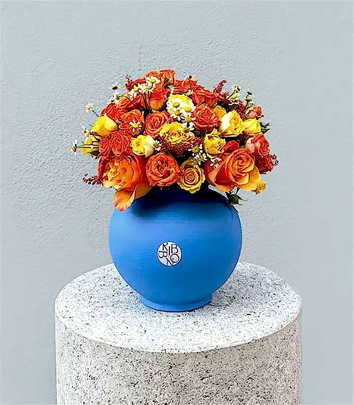 Joy Mavi Seramik Vazoda Sarı Turuncu Panoramik Çiçek Aranjmanı