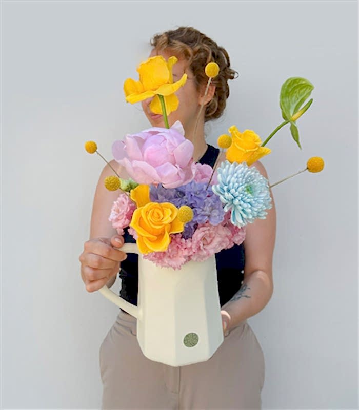 Joyful Harmony Seramik Krem Sürahi Vazoda Şakayıklı Yaz Aranjmanı