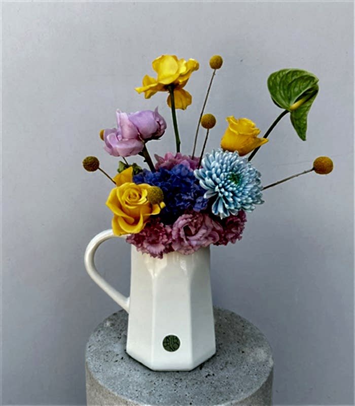 Joyful Harmony Seramik Krem Sürahi Vazoda Şakayıklı Yaz Aranjmanı