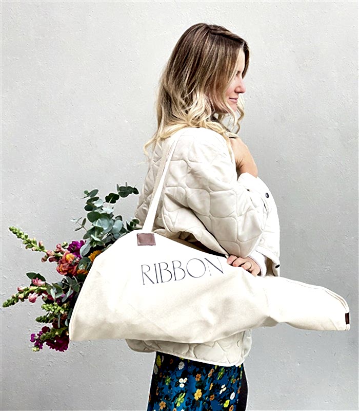 Just Because Deluxe Kanvas Çiçek Taşıma Çantasında Buket