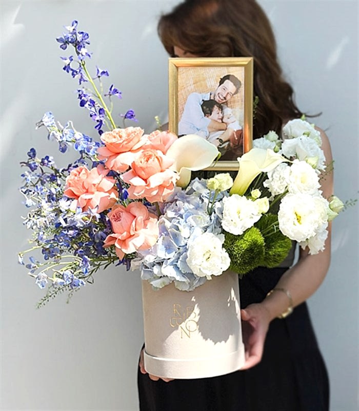 Kişiselleştirilebilir Fotoğraf Çerçeveli Krem Kutuda Çiçek Aranjmanı