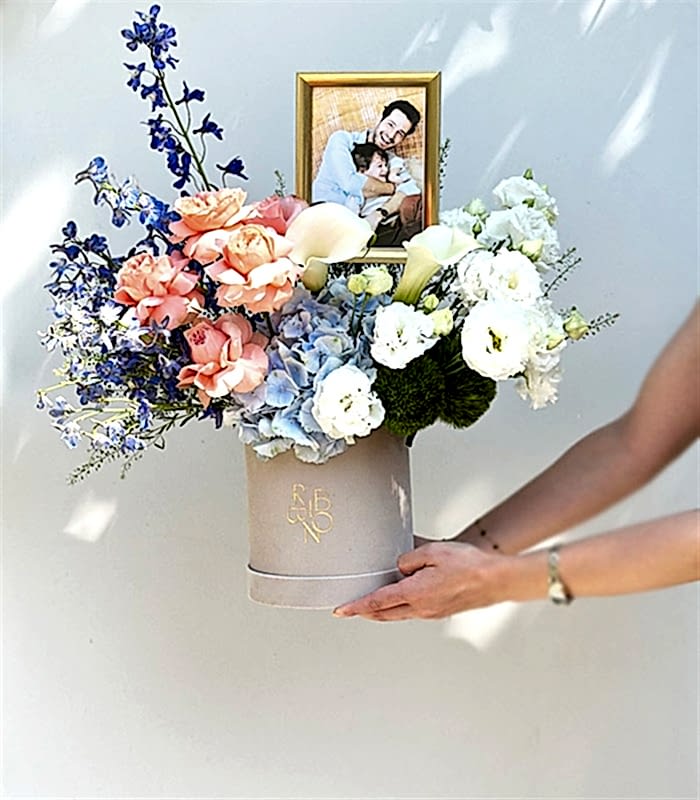 Kişiselleştirilebilir Fotoğraf Çerçeveli Krem Kutuda Çiçek Aranjmanı