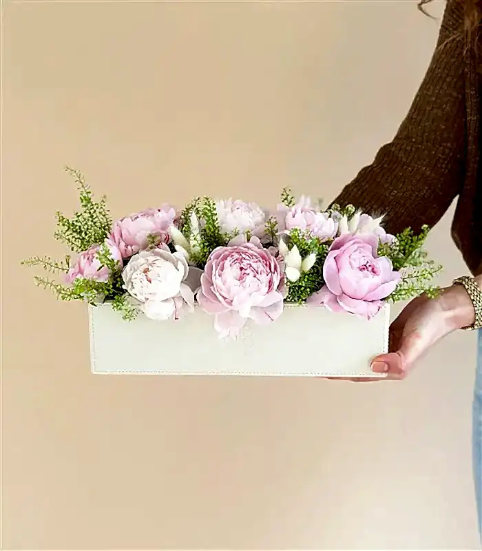 Krem Deri Kutu Pembe Şakayık Aranjmanı