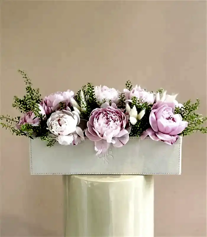 Krem Deri Kutu Pembe Şakayık Aranjmanı