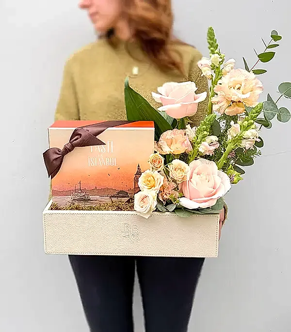 Krem Deri Kutuda Harem Chocolate Çikolatalı Lokum Çiçek Hediye Seti