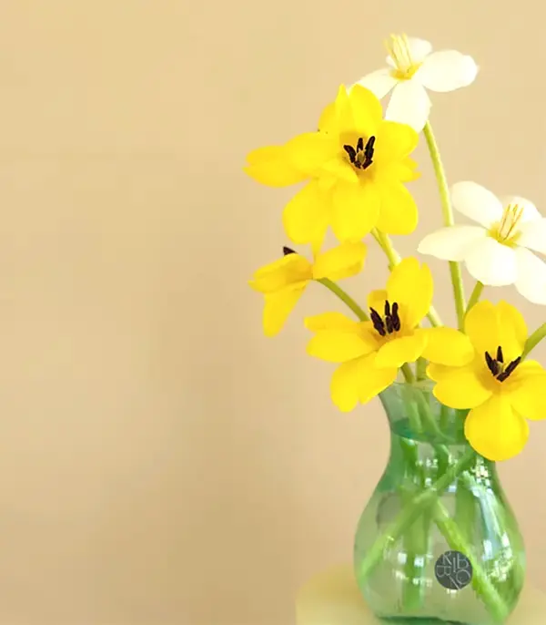 Lemon Drop Su Yeşili Vazoda Sarı Beyaz Laleler