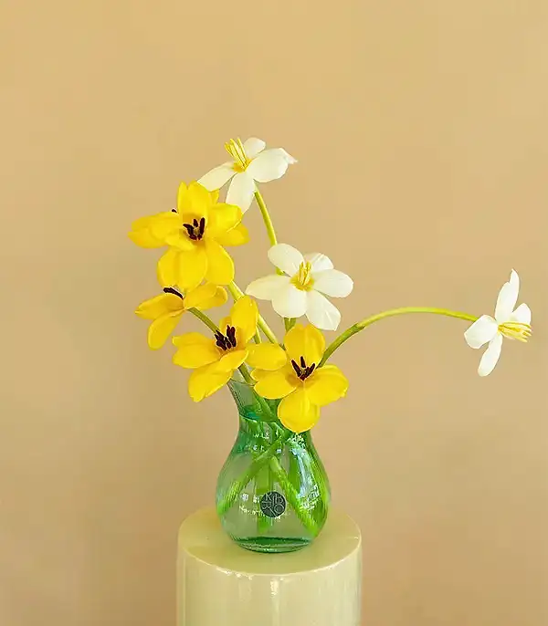Lemon Drop Su Yeşili Vazoda Sarı Beyaz Laleler