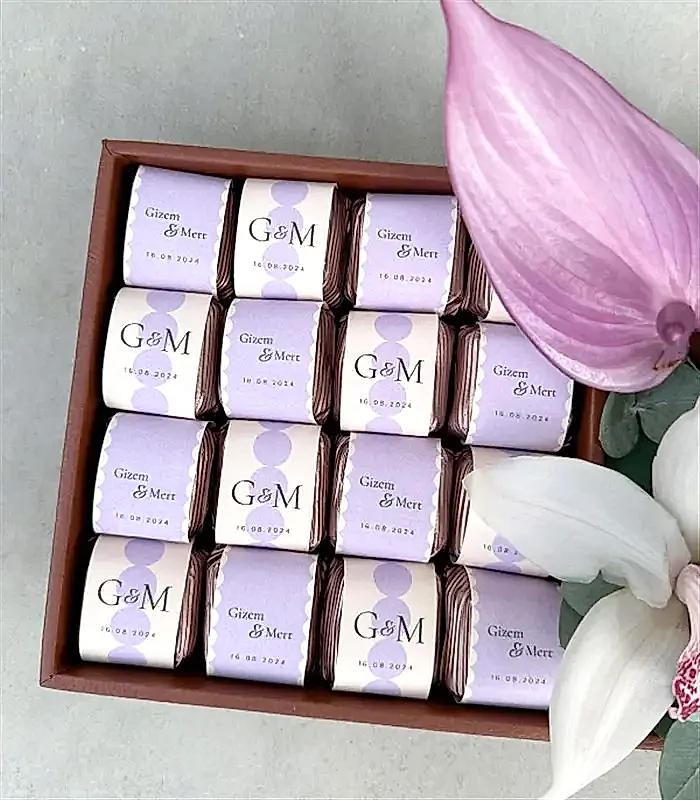 Lila Grand Deluxe İsme Özel 32Li Çikolata Tepsisi