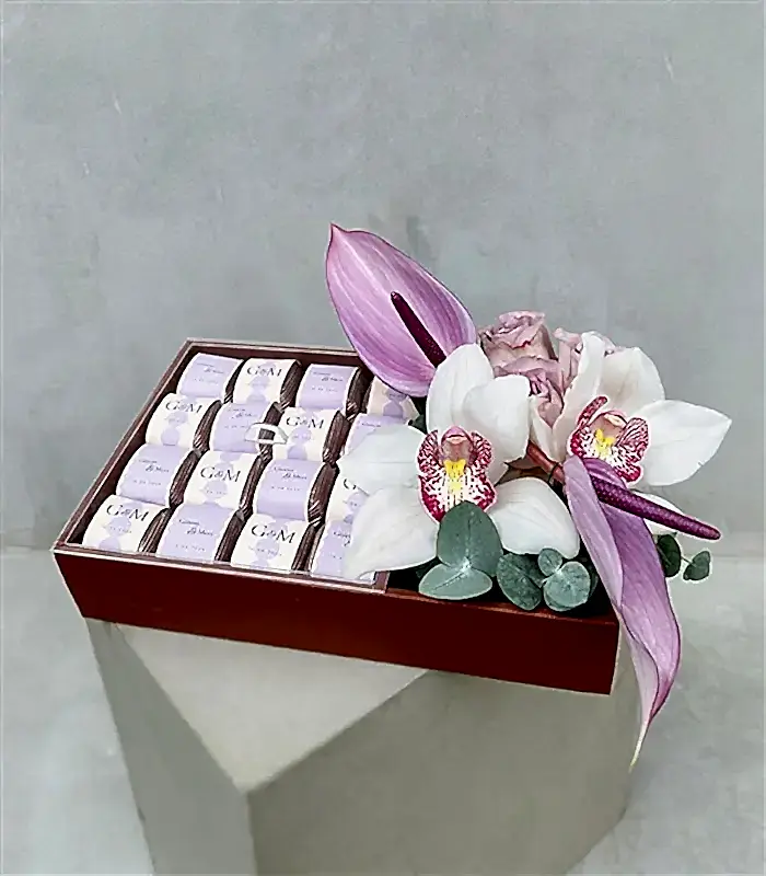 Lila Grand Deluxe İsme Özel 32Li Çikolata Tepsisi