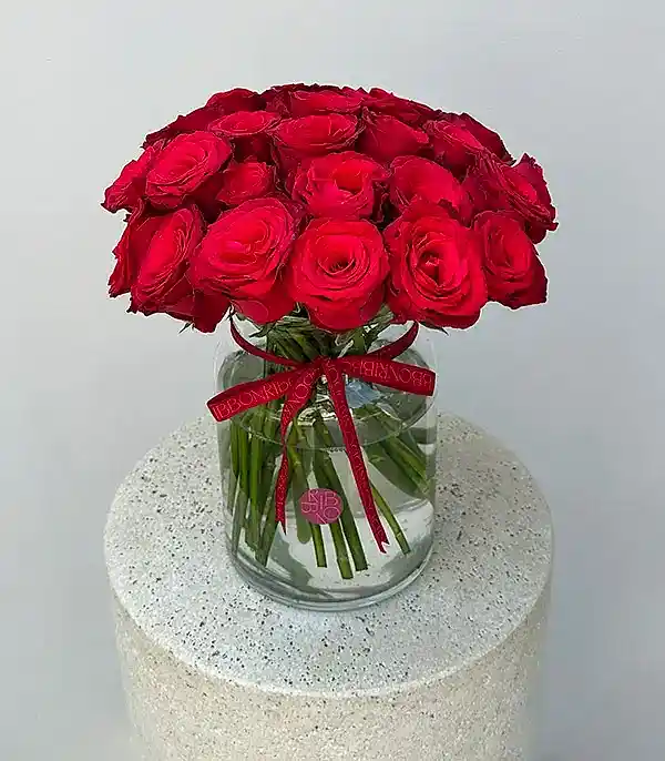 Lots of Love Cam Vazoda 25 Kırmızı Güller Aranjmanı