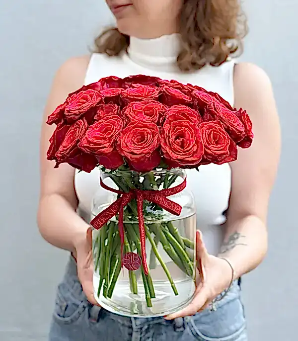 Lots of Love Cam Vazoda 25 Kırmızı Güller Aranjmanı