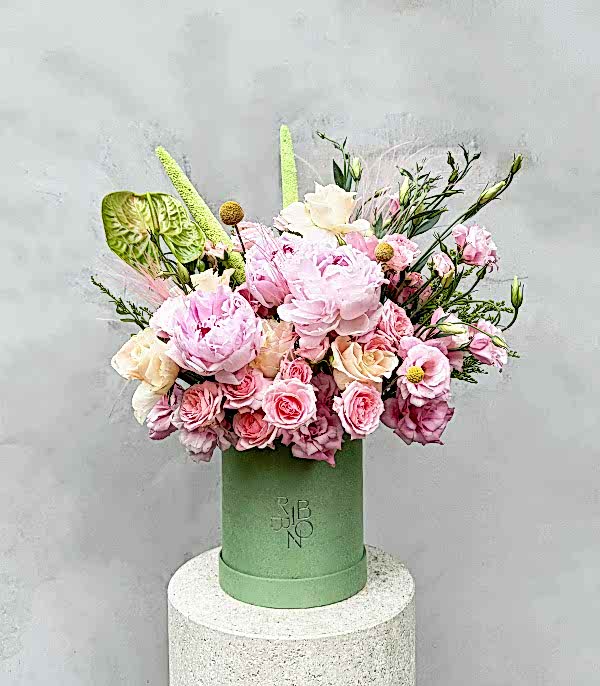 Love Potion Deluxe Yeşil Kutuda Pembe Şakayıklı Aranjman