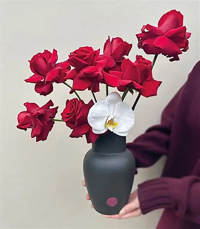 Loving Heart Siyah Seramik Vazoda Kırmızı Gül Aranjmanı