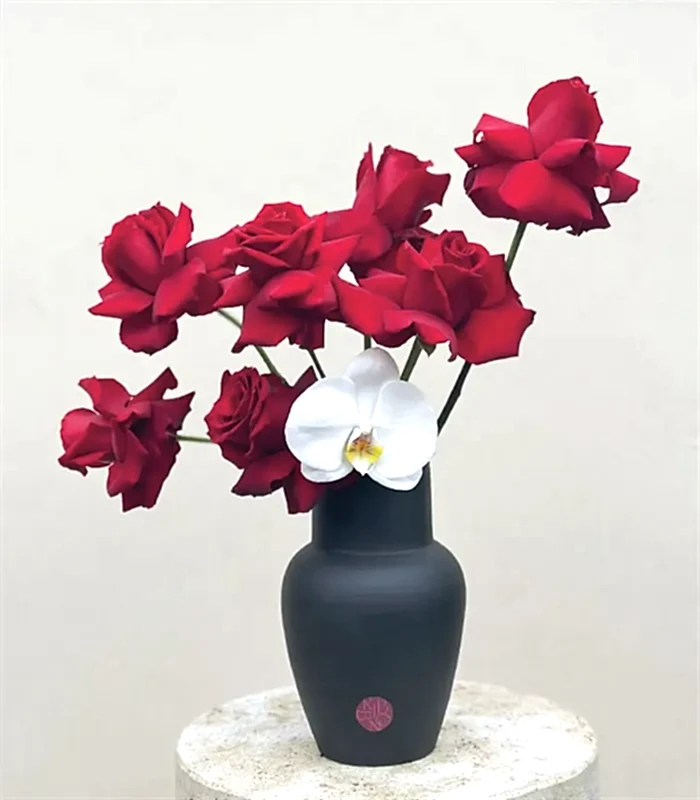 Loving Heart Siyah Seramik Vazoda Kırmızı Gül Aranjmanı