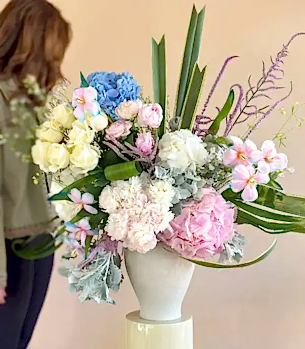 Lullaby in Bloom Seramik Küp Vazoda Puda Şakayık Ortanca Unicorn Lale Deluxe Aranjman