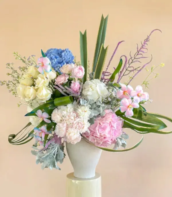 Lullaby in Bloom Seramik Küp Vazoda Puda Şakayık Ortanca Unicorn Lale Deluxe Aranjman