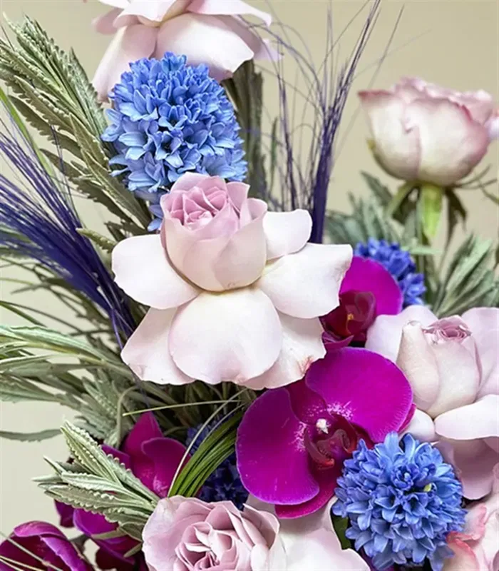 Lunar Krem Seramik Vazoda Mor Sümbül Lila Gül Aranjmanı