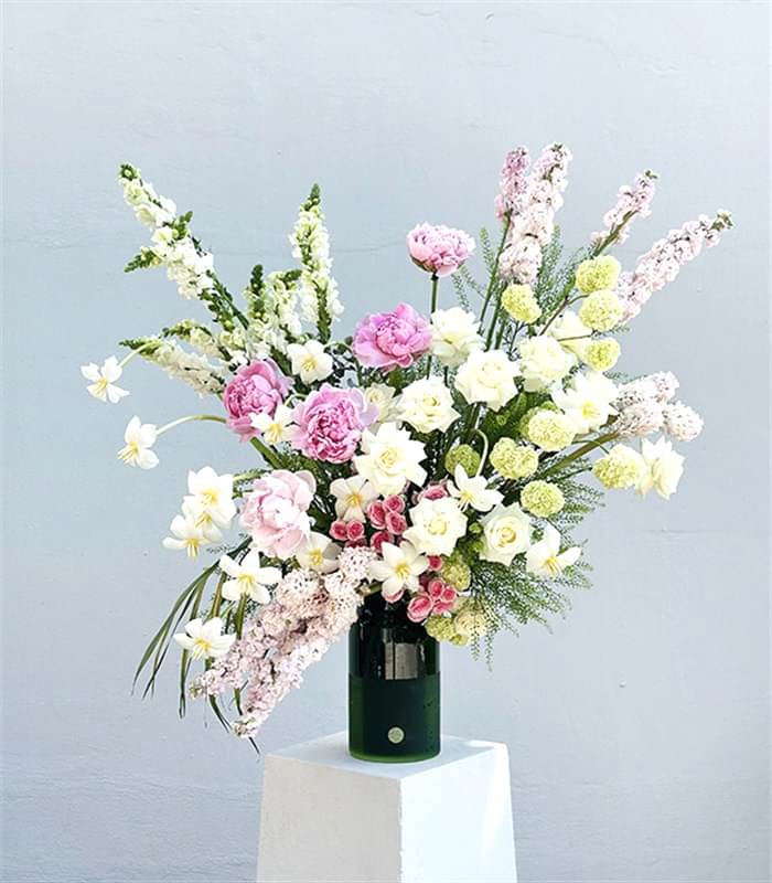 Luniva Yeşil Vazoda Pembe Şakayıklı Grand Deluxe Aranjman