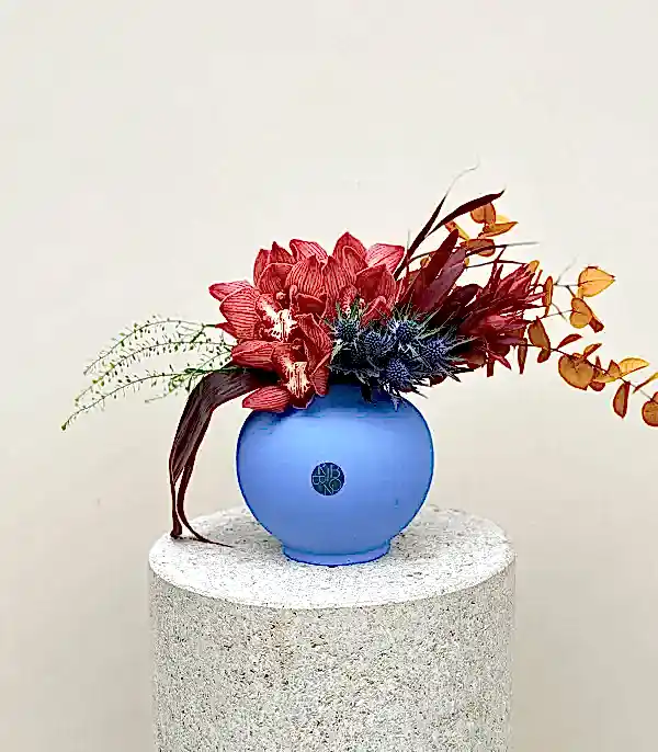 Milena Mavi Seramik Vazoda Turuncu Cymbidium Orkide Conebushes Aranjmanı