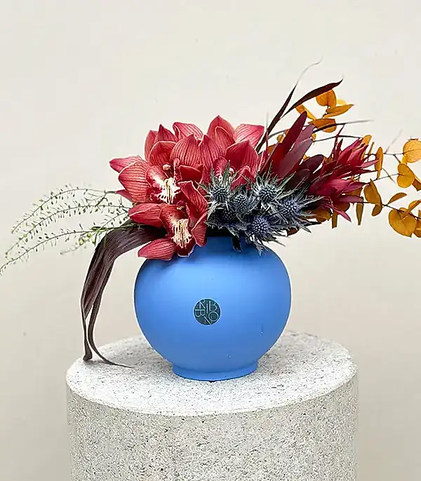 Milena Mavi Seramik Vazoda Turuncu Cymbidium Orkide Conebushes Aranjmanı