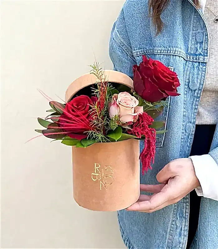 Naira Toffie Mini Kutuda Kırmızı Gül Cappucino Aranjman