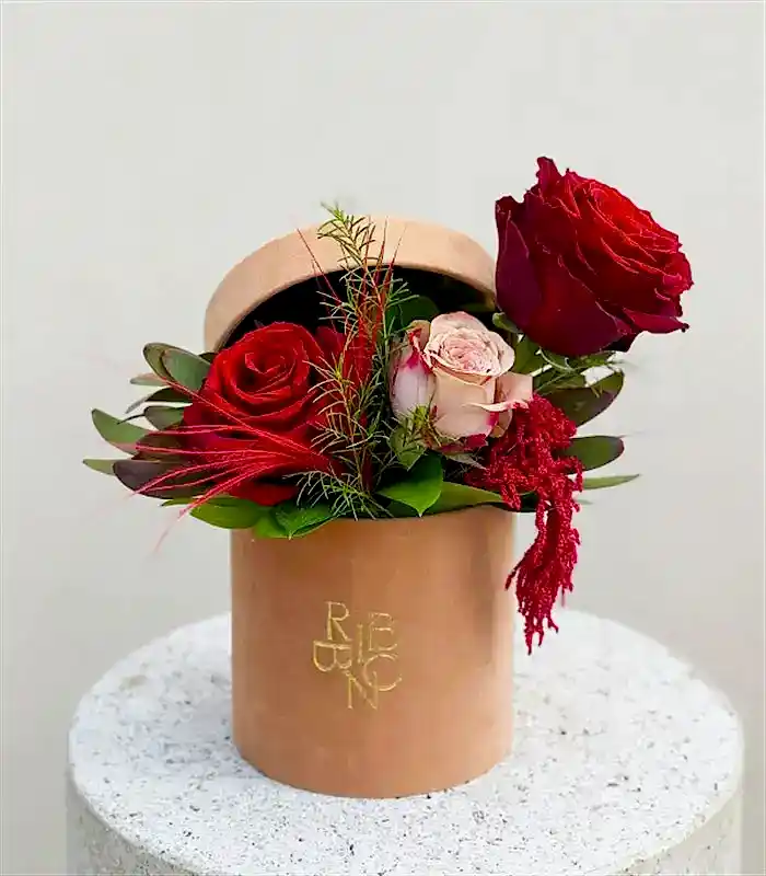 Naira Toffie Mini Kutuda Kırmızı Gül Cappucino Aranjman