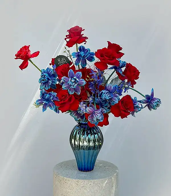 Orion Nebula Deluxe Hologram Vazoda Galaksi Lale Kırmızı Gül Aranjmanı