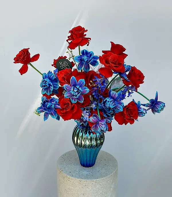 Orion Nebula Deluxe Hologram Vazoda Galaksi Lale Kırmızı Gül Aranjmanı