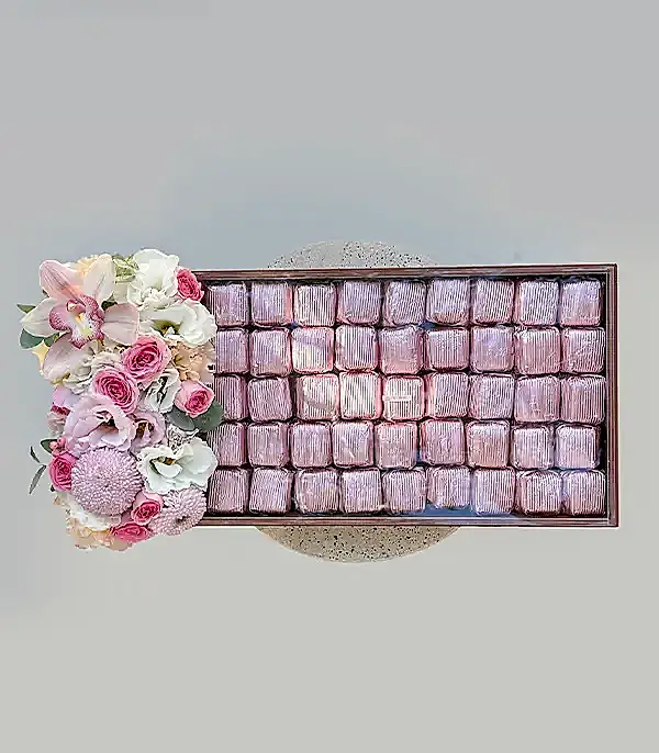 Pembe Royal Deluxe Deri Tepside 90Lı Çikolata Tepsisi