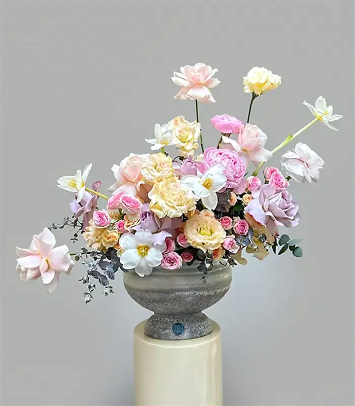 Petal Poem Seramik Vazoda Pudra Şakayık Pastel Güller Aranjmanı