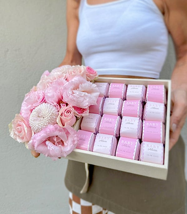 Pink Baby İsme Özel 32Li Yenidoğan Bebek Tebrik Çikolatası Grand Deluxe